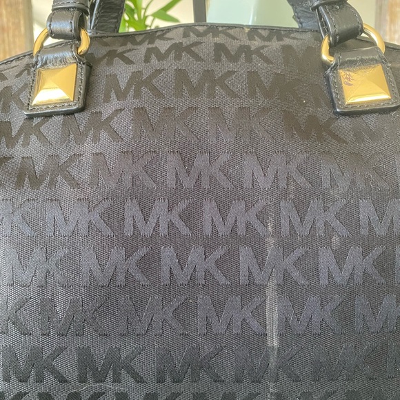 Michael Kors Signature Logo Large Purse (Black) w/Gold Hardware. - Picture 5 of 13